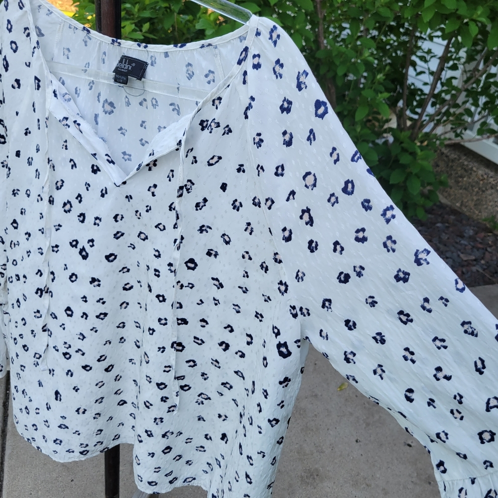 Belldini size Large boho Navy & white Cheetah print bell sleeve V Neck blouse - Picture 8 of 14
